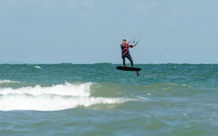 ¿Wing foiling vs kite foiling para surfear?